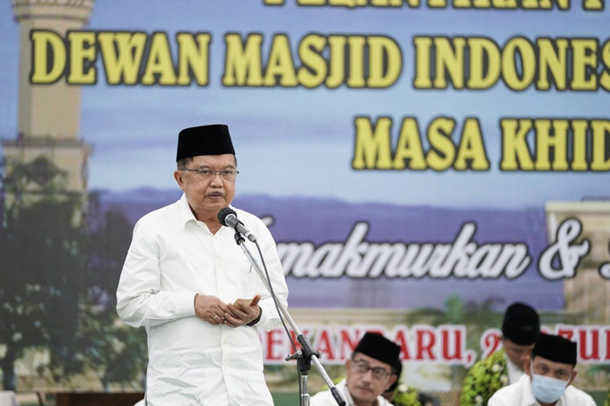 Ketua Umum Dewan Masjid Indonesia (DMI) Jusuf Kalla memberikan sambutan usai melantik dan mengukuhkan pengurus PW DMI Provinsi Riau masa bakti 2021-2026 di Masjid Raya An-Nur Provinsi Riau, Sabtu (25/6/2022).Â 